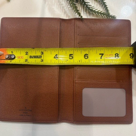 Louis Vuitton passport and credit card holder. - Picture 11 of 13